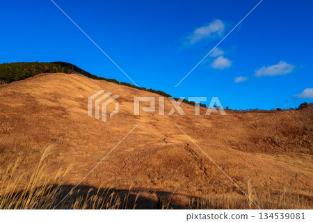 The ultra-wide-angle lens captures the evening scenery of Soni Plateau in December. From sunset to beautiful sunset. The blue sky and two hummingbirds on a mild autumn day. The ultra-wide-angle lens captures the evening scenery of Soni Plateau in December. From sunset to beautiful sunset. The blue sky and two hummingbirds on a mild autumn day. 134539081