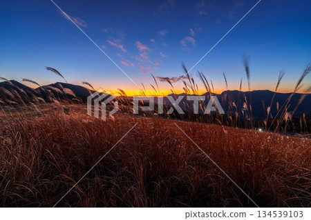 An ultra-wide-angle lens captures the evening scenery of Soni Plateau in December. From sunset to a beautiful sunset. The plateau is illuminated by the afterglow of the mountainside. 134539103