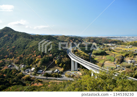從雨山山脊路線眺望富士山、阪和高速公路和大阪灣 [大阪府仙南郡熊取町] 134539230