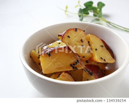 白色背景上的大薯 134539254