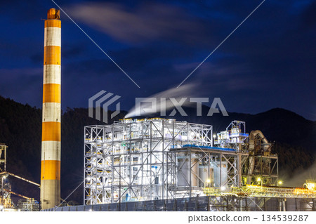 背景為工廠夜景的工廠煙囪 134539287