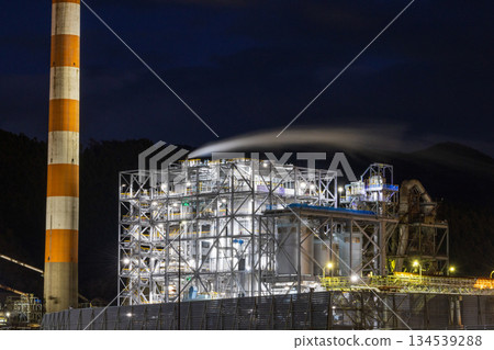 背景為工廠夜景的工廠煙囪 134539288
