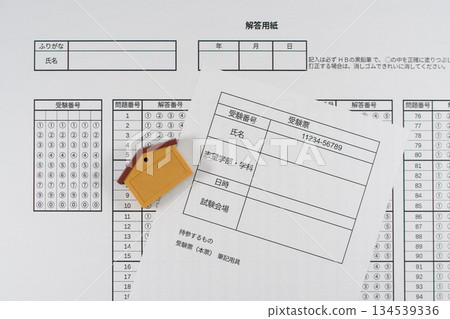 考試時手持准考證和答案卡的照片 134539336