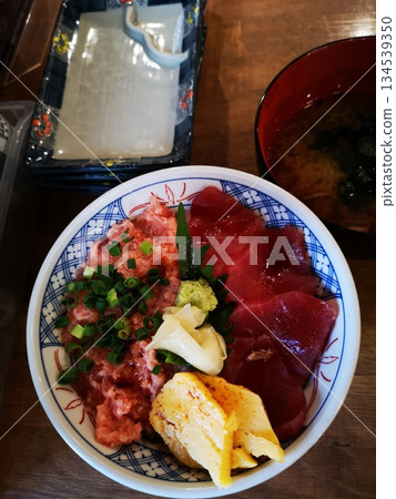 Tuna bowl for lunch at an izakaya 134539350