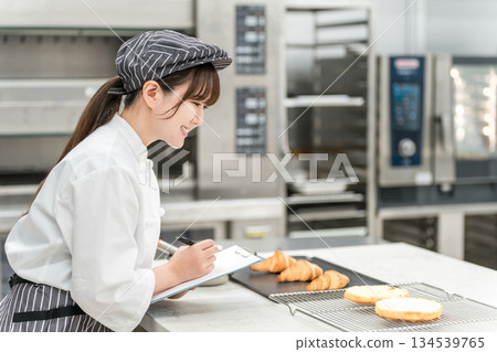 廚房裡的女員工負責檢視麵包產品、進行研究、開發產品、管理衛生和控製品質。 134539765