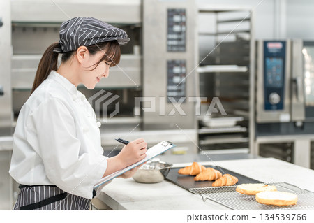 廚房裡的女員工負責檢視麵包產品、進行研究、開發產品、管理衛生和控製品質。 134539766
