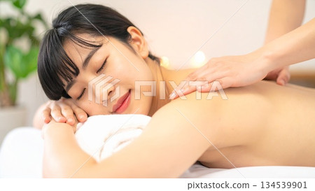 一位女士正在接受放鬆按摩，16:9 比例 134539901