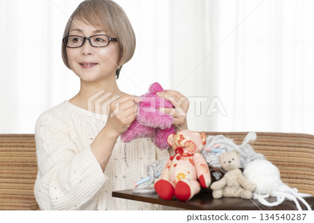 老婦人在客廳裡做餡料 134540287