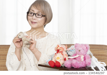 老婦人在客廳裡做餡料 134540297