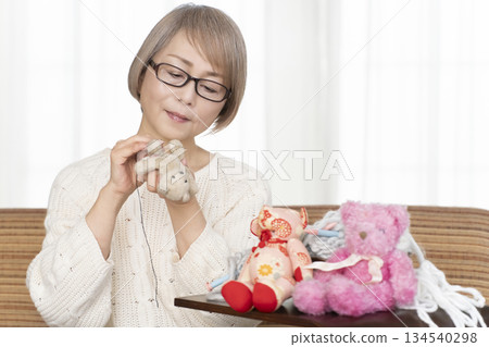 老婦人在客廳裡做餡料 134540298