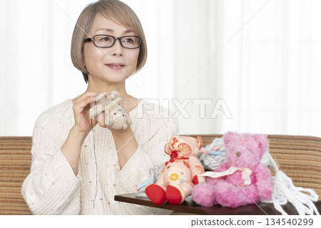 老婦人在客廳裡做餡料 134540299