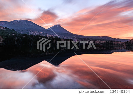 黎明前，阿坎山和梅坎山的寂靜倒映在奧內託山上。 134540394