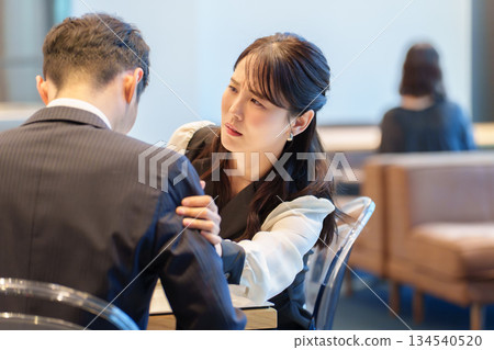 情侶約會餐廳爭吵 134540520