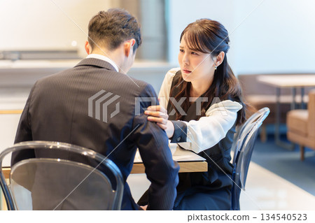 情侶約會餐廳爭吵 134540523