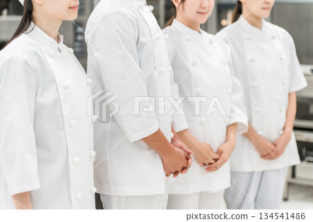 廚師、廚師、穿著廚師服的廚師站在廚房。 134541486