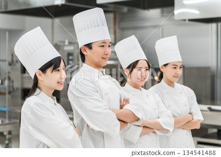 廚師、廚師、穿著廚師服的廚師站在廚房。 廚師、廚師、穿著廚師服的廚師站在廚房。 134541488