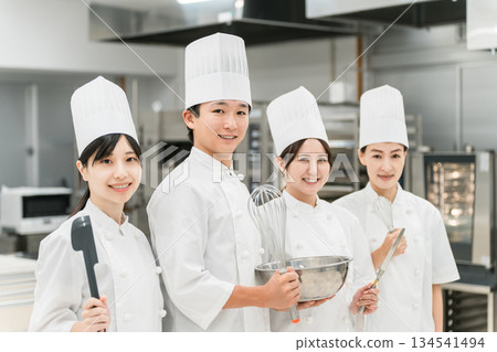 廚師、廚師、穿著廚師服的廚師站在廚房。 134541494