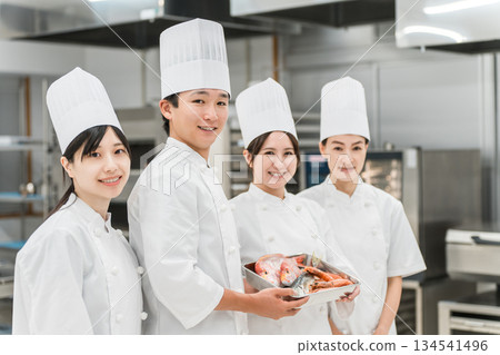 廚師、廚師、穿著廚師服的廚師站在廚房。 134541496