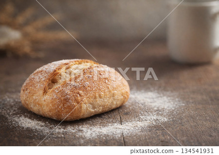 木桌上擺放著新鮮出爐的恰巴塔麵包捲。 134541931