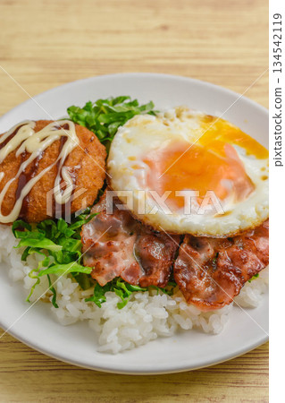 培根、雞蛋和炸丸子午餐 培根、雞蛋和炸丸子午餐 134542119