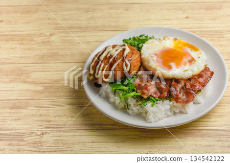 培根、雞蛋和炸丸子午餐 培根、雞蛋和炸丸子午餐 134542122