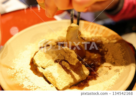 盡情享用蕨餅,搭配大量的紅糖漿和黃豆粉。 盡情享用蕨餅,搭配大量的紅糖漿和黃豆粉。 134542168