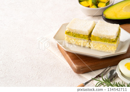 avocado egg sandwich アボカド たまご サンドイッチ 134542711