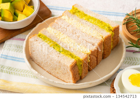 avocado egg sandwich アボカド たまご サンドイッチ 134542713