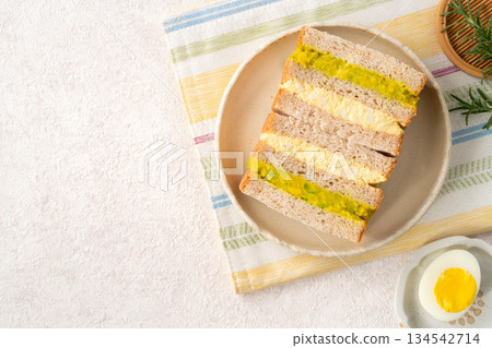 avocado egg sandwich top view avocado egg sandwich アボカド たまご サンドイッチ 134542714