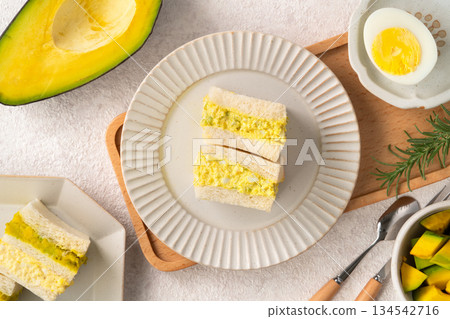 avocado egg sandwich top view avocado egg sandwich アボカド たまご サンドイッチ 134542716