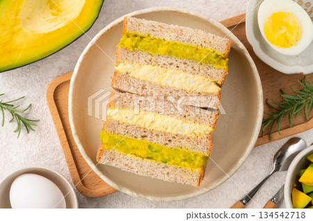 avocado egg sandwich top view avocado egg sandwich アボカド たまご サンドイッチ 134542718