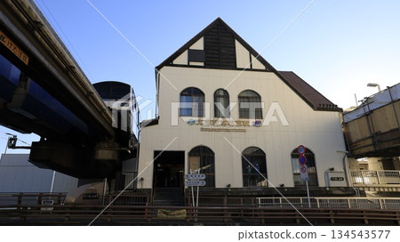 Tokyo Monorail Oi Keibajo-mae Station and trains departing from the station 134543577