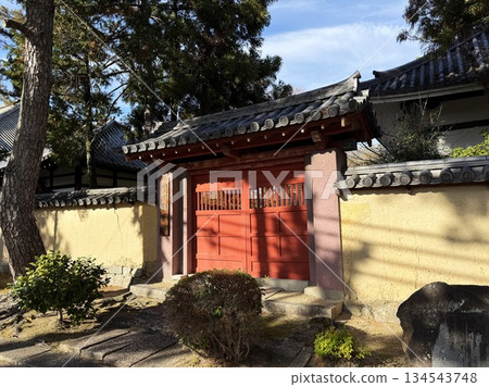 奈良縣西大寺不動殿大門 134543748