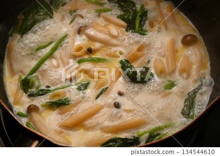 奶油通心粉配蘑菇和菠菜 奶油通心粉配蘑菇和菠菜 134544610