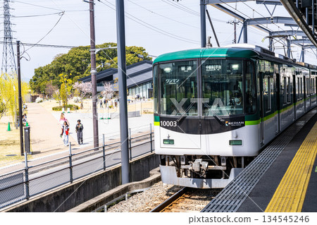 Platform and train at Keihan Uji Station, Uji City, Kyoto Prefecture 134545246