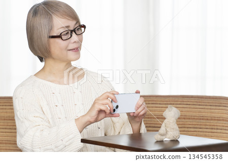 老婦人在客廳裡做餡料 134545358
