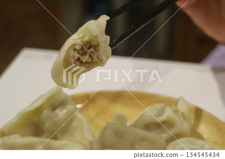 筷子夾著的餃子特寫 134545434