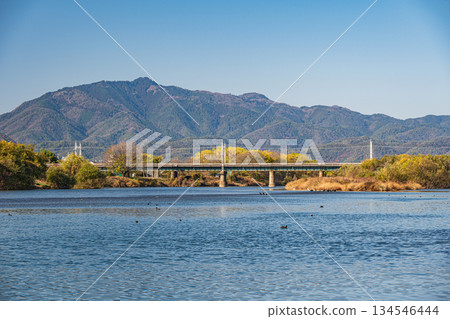 從京都桂川對岸眺望愛宕山 從京都桂川對岸眺望愛宕山 134546444