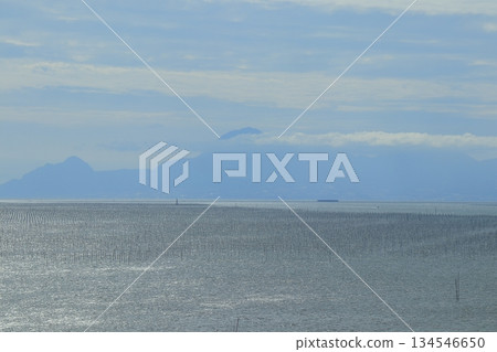 從有明海的海藻養殖場遠處可以看到雲仙峰。 從有明海的海藻養殖場遠處可以看到雲仙峰。 134546650