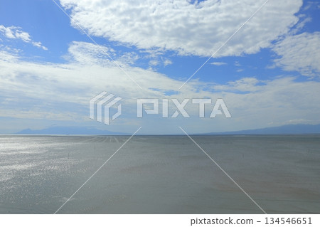 藍天下，有明海的海藻養殖場景色盡收眼底。 134546651