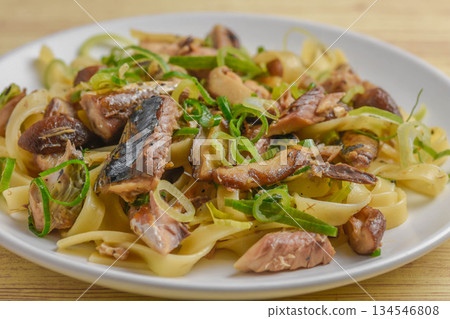 罐裝鯖魚和蟹蘑菇意麵 134546808