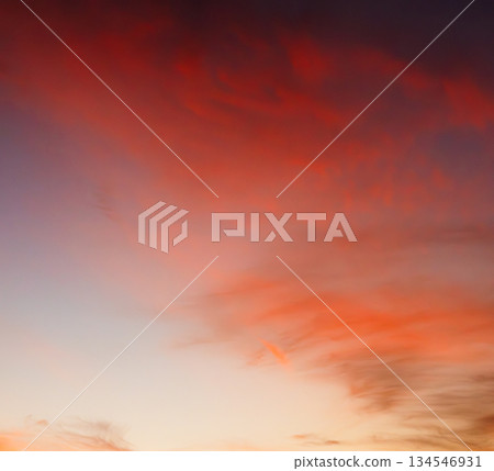 黃昏的天空染紅了 134546931