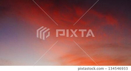 黃昏的天空染紅了 黃昏的天空染紅了 134546933