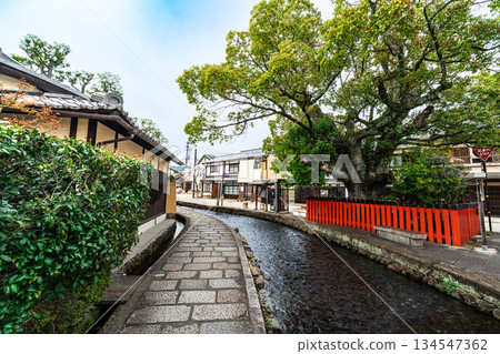 【傳統建築群重要保護區】京都府京都市北區上賀茂藤木神社春景2 134547362