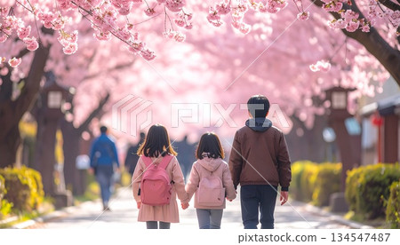 春意盎然的背景下，人們在櫻花樹下參加入場儀式。 134547487