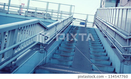 人行天橋的台階 134547760