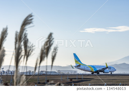 黃昏時分的仙台機場,飛機滑行,宮城縣名取市 黃昏時分的仙台機場,飛機滑行,宮城縣名取市 134548013