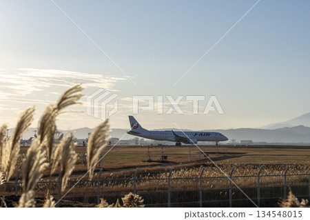 黃昏時分的仙台機場,飛機滑行,宮城縣名取市 黃昏時分的仙台機場,飛機滑行,宮城縣名取市 134548015