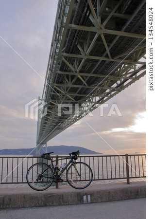 傍晚時分，明石海峽大橋和我的公路自行車。 134548024