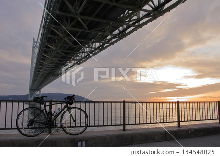 Evening view of Akashi Kaikyo Bridge and my road bike 134548025